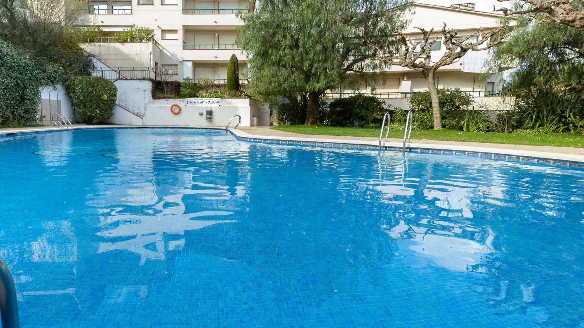 Apartamento Luminoso Con Jardin, Piscina Comunitaria Y Cerca De La Playa En Llanca. - Es-228-41 0*, Llanca Spain