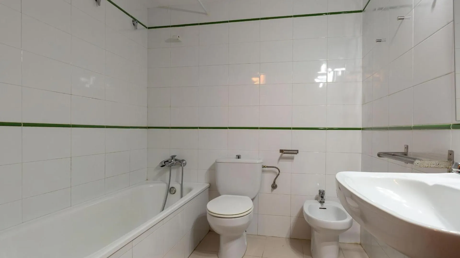Apartamento Luminoso Con Jardin, Piscina Comunitaria Y Cerca De La Playa En Llanca. - Es-228-41 Apartment