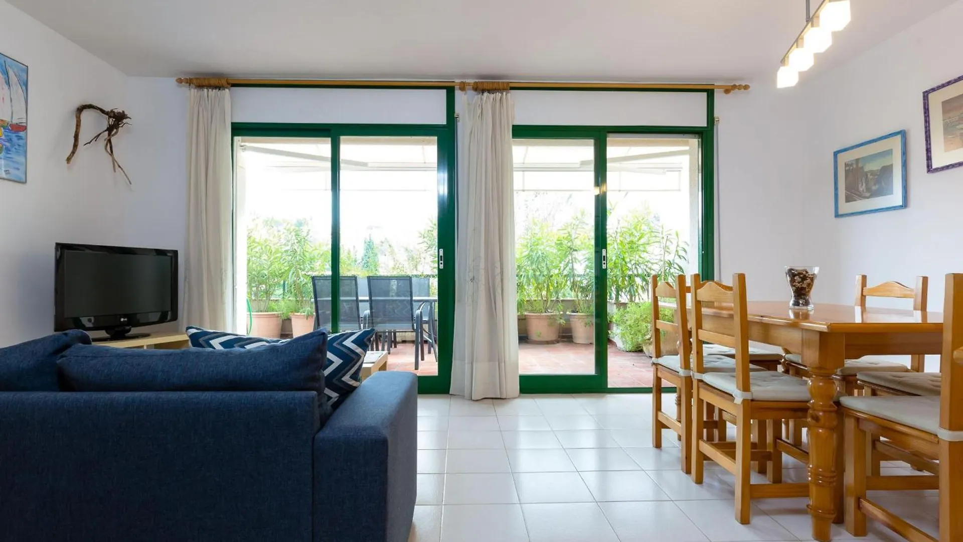 Apartamento Luminoso Con Jardin, Piscina Comunitaria Y Cerca De La Playa En Llanca. - Es-228-41 0*, Llanca Spain