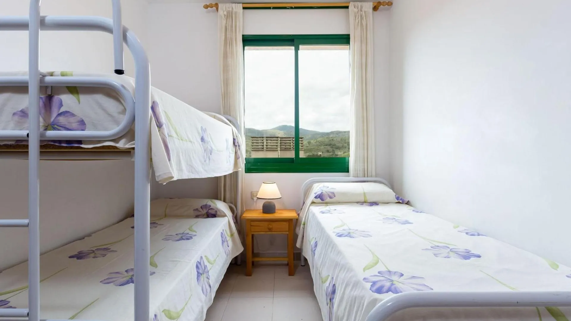 Apartamento Luminoso Con Jardin, Piscina Comunitaria Y Cerca De La Playa En Llanca. - Es-228-41 0*, Llanca