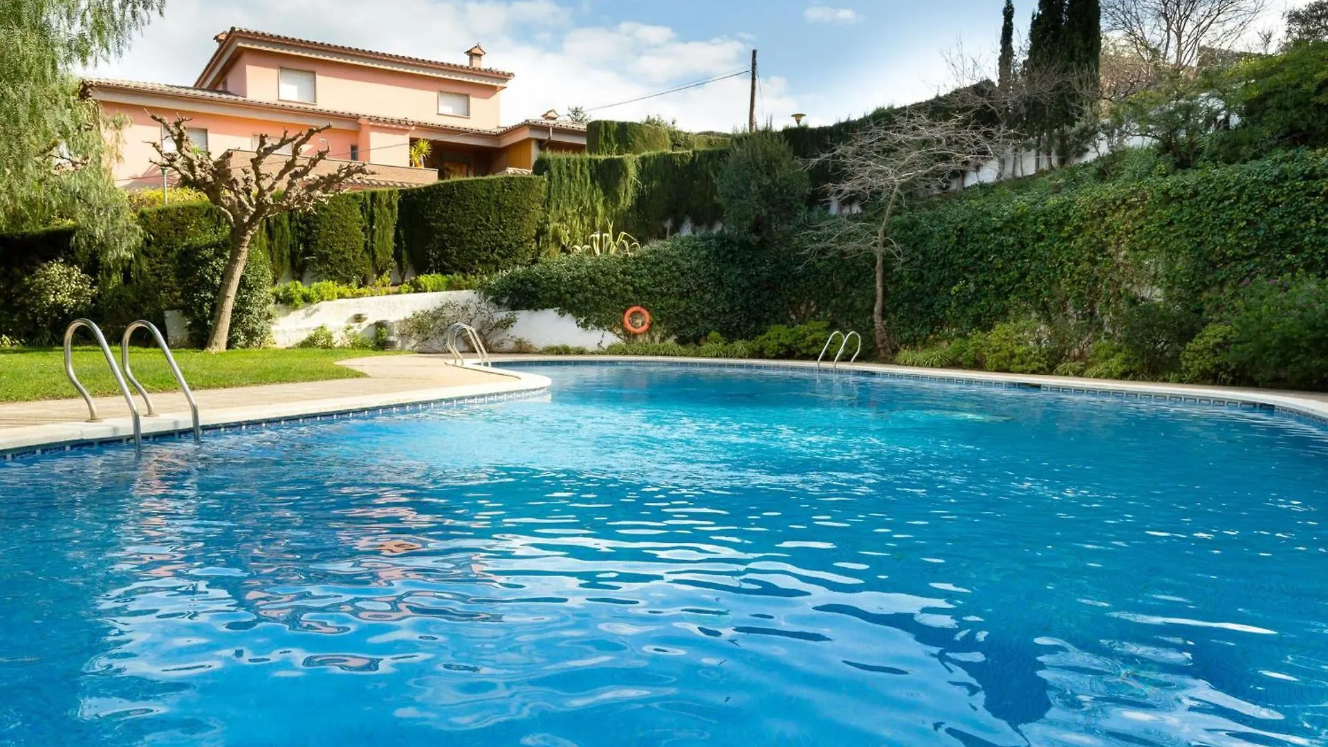 Apartamento Luminoso Con Jardin, Piscina Comunitaria Y Cerca De La Playa En Llanca. - Es-228-41